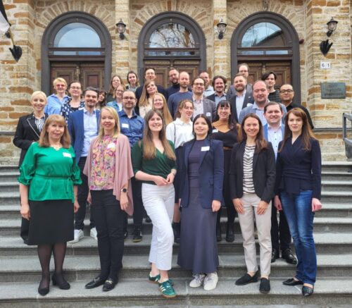 Gruppbild på deltagarna vid NBM 2025, stående på Estlands akademis trappor.