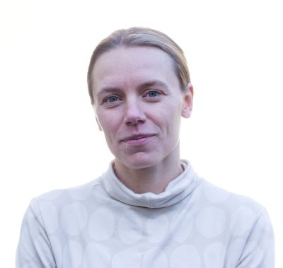 Veera Ehrlenin kasvokuva valkoisella taustalla.