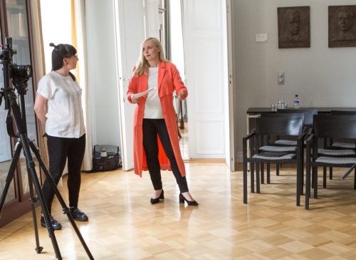 Riikka Hiltunen ja Maria Ohisalo valoisassa salissa.